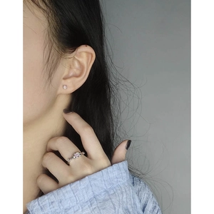 Ensemble bague et boucles d'oreilles opale en argent S925 sur mannequin