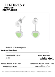 Détail des boucles d'oreilles en argent S925 avec perle et pendentif cœur vert