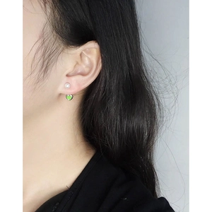 Élégantes boucles d'oreilles 2-en-1 perle avec pendentifs cœur vert pour femme