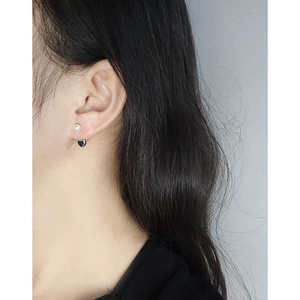 Élégantes boucles d'oreilles en perles argent S925 avec pendentifs cœur en émail noir