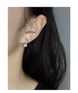 Close-up of minimalist S925 sterling silver hoop earrings with elegant white pearl on model