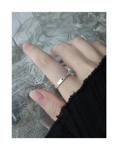 Detailed view of silver S925 ring featuring a green zircon inlay on a brushed metal band