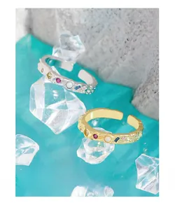 Détail de bagues en argent S925 avec zircons colorés et texture de lave martelée