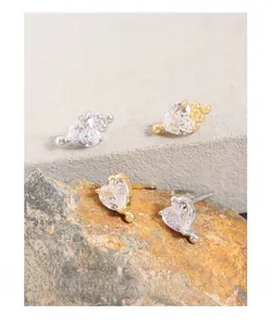 Détail macro de boucles d'oreilles en zircon en forme de cœur en argent sterling S925 doré