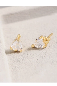 Détails macro de boucles d'oreilles cœur en argent S925 avec zircons et or