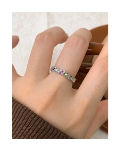 Gros plan sur bague en argent à texture irrégulière sertie de zircons multicolores