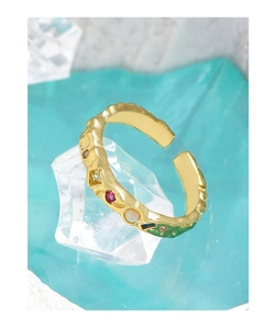 Détail de la bague plaquée or avec texture martelée et zircons multicolores sertis