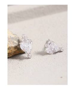 Vue macro de boucles d'oreilles cœur en argent S925 avec zircons clairs et perles en métal