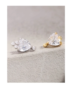 Détail de boucles d'oreilles en oxyde de zirconium en forme de cœur argenté et doré
