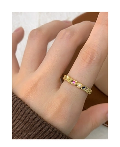 Détail d'une bague S925 martelée en or avec pierres de zircon rose, bleu et opale