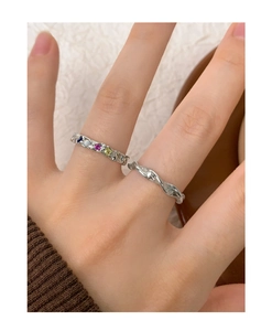 Détail du lot de bagues en argent S925 avec texture plissée et zircons colorés portées