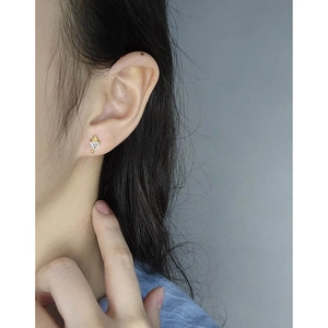 Élégantes boucles d'oreilles cœur en argent S925 avec zircon brillant sur un mannequin