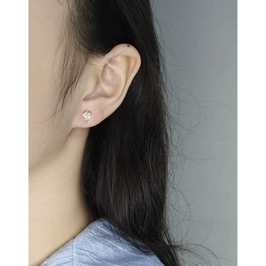 Puce d'oreille cœur en argent S925 et zircone portée par un mannequin de profil latéral