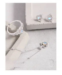 Detailansicht von S925 Sterlingsilber Herz-Schmuckset mit schimmernden Opalsteinen