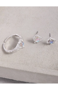 Macro di anello e orecchini in argento S925 con pietra di luna dai riflessi arcobaleno