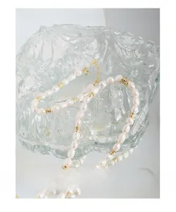 Collier de perles d'eau douce baroques avec perles dorées ciselées et fermoir mousqueton