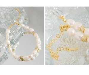 Détail du fermoir en argent S925 et perles naturelles sur un bracelet doré