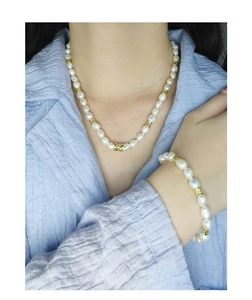 Détail de l'ensemble collier et bracelet en argent S925 avec perles et accents dorés