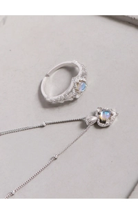 Detail von S925 Silber Mondstein Kette und Herzring mit Vintage Gravur Mustern