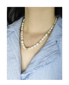Détail du collier en argent S925 avec perles blanches et perles dorées texturées