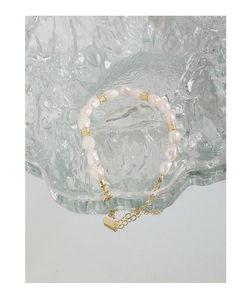Détail du poinçon S925 sur bracelet en perles baroques avec fermoir mousqueton doré