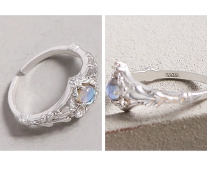 Makro-Detail von S925 Sterlingsilber Ring mit Mondstein und Blattmuster-Struktur