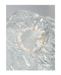 Macro détaillée du bracelet de perles minimaliste avec des accents en métal doré chic