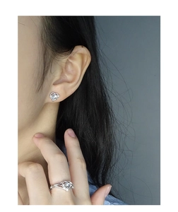 Nahaufnahme von S925 Sterling Silber Herzring und passenden Ohrsteckern am Modell