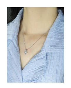 Détail du collier cœur en argent S925 avec pierre de lune sur mannequin