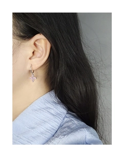 Gros plan d'une boucle d'oreille fleur de cerisier en zircon rose et argent S925