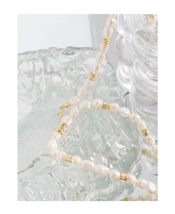Vue détaillée des perles d'eau douce et des perles dorées vintage sur collier en argent S925