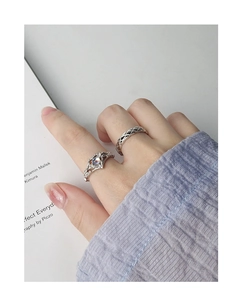 Detail von S925 Silberring Set mit Vintage Mondstein und strukturierter Ringschiene