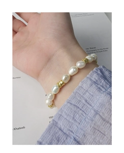 Bracelet en perles argent S925 minimaliste avec billes dorées porté au poignet