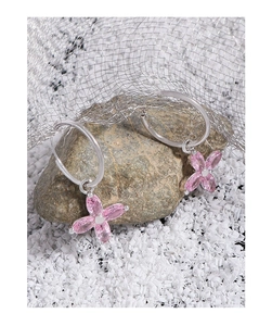 Détail de boucles d'oreilles créoles en argent S925 avec pendentifs fleur cerisier rose