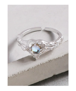 Detailansicht des S925 Silber Mondstein Rings mit kunstvollen Blatt-Ranken-Gravuren