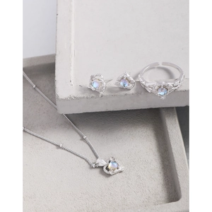 Elegantes Schmuckset aus S925 Silber mit Mondstein-Herzanhänger und Ohrringen