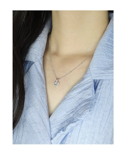 Détail du collier cœur en argent S925 avec pierre de lune sur un mannequin en chemise