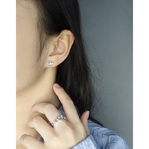 Set orecchini a cuore in pietra di luna e anello in argento S925 indossati da una modella