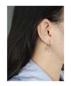 Gros plan sur des créoles en argent S925 avec pendentif fleur de cerisier en zircon rose
