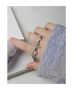 Detail von S925 Silber Mondstein Ring und Zirkonia Band an der Modelhand