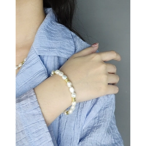 Bracelet élégant en perles d'argent S925 avec perles dorées porté par un mannequin