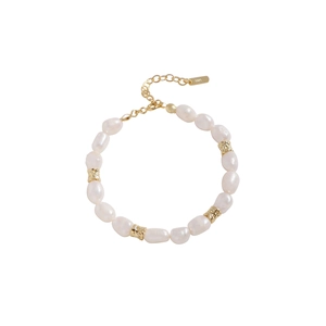 Bracelet en perles argent S925 minimaliste avec perles dorées sur fond blanc pour femme