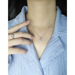 Minimalistische S925 Sterling Silber Herzkette und Mondsteinring am Modell getragen