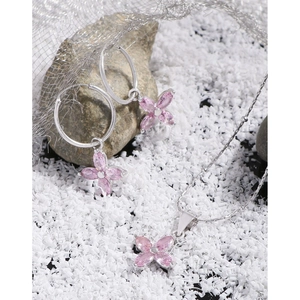Parure minimaliste en argent S925 avec pendentif fleur de cerisier rose et créoles assorties