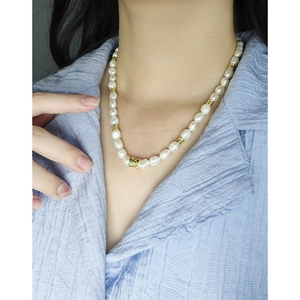 Collier en perles d'argent S925 minimaliste avec perles dorées porté sur le cou