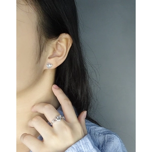 Elegantes S925 Silber Mondstein Ring und Herz Ohrring Set getragen von einem Modell