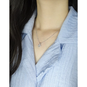 Collier cœur en argent S925 avec pierre de lune porté par un mannequin pour un look élégant