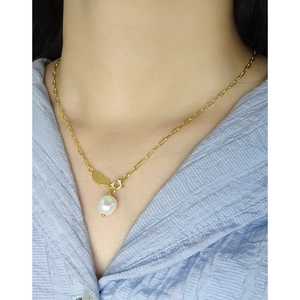Elegant S925 silver chain necklace with a gold heart pendant and baroque pearl on model