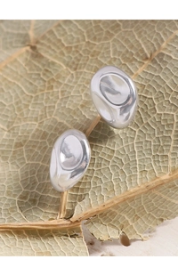 Nahaufnahme der S925 Silber-Ohrstecker mit Flüssigmetall-Textur auf einem Blatt