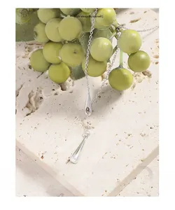 Détail du collier en argent S925 avec pendentifs gouttes d'eau sur pierre naturelle